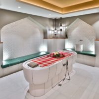 Hotel-Bora_Hamam-Litho-Massageliege-Wandniche-Keramikbank